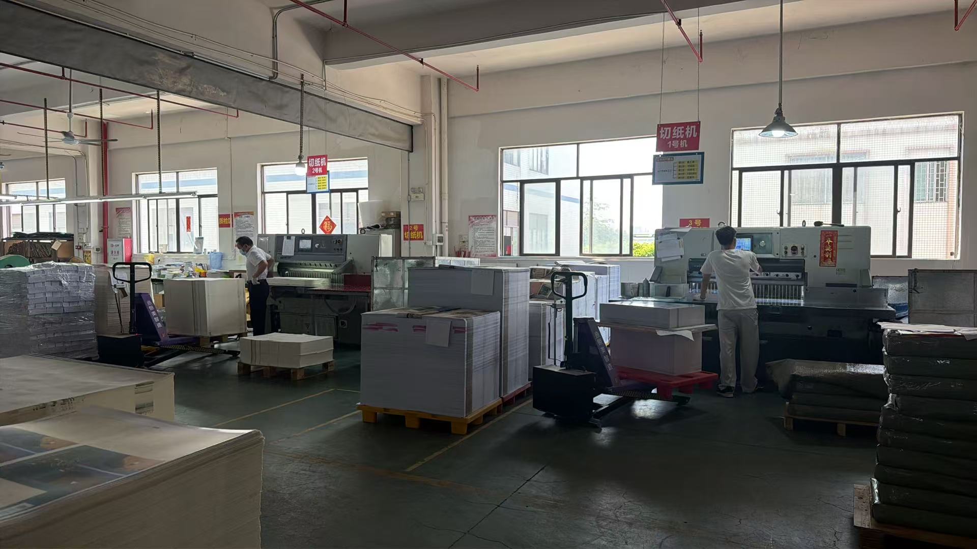 印刷易自設工廠實景:切紙部——電腦程控切紙機精準裁切