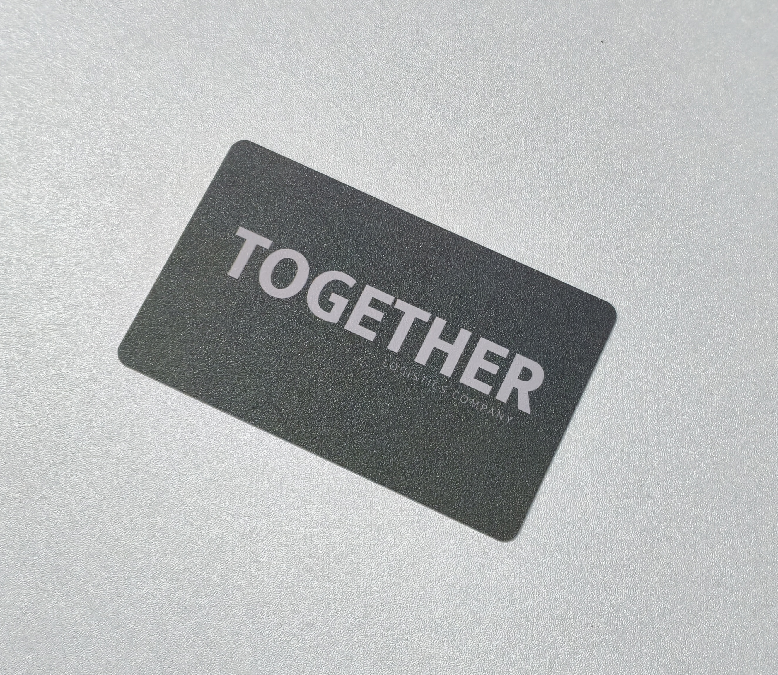 印刷易產品實照:深灰色 PVC 膠咭,印有銀色「TOGETHER」字樣及圓角設計